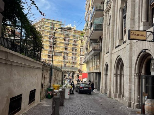 negozio in affitto a Napoli in zona Chiaia