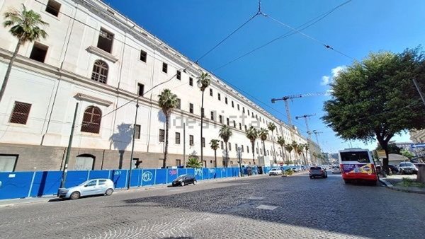 locale commerciale in affitto a Napoli in zona San Carlo all'Arena
