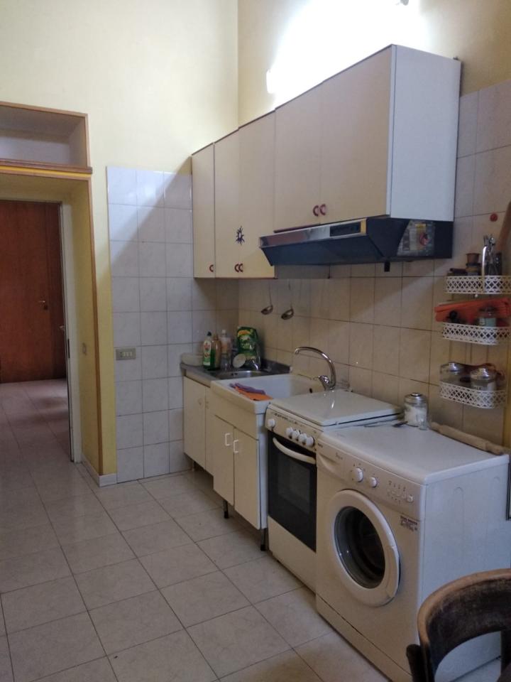 negozio in affitto a Napoli in zona Stella