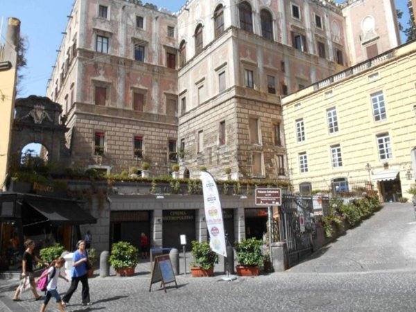 appartamento in affitto a Napoli in zona Chiaia