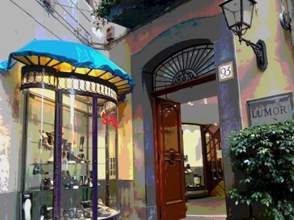 negozio in affitto a Napoli in zona Chiaia