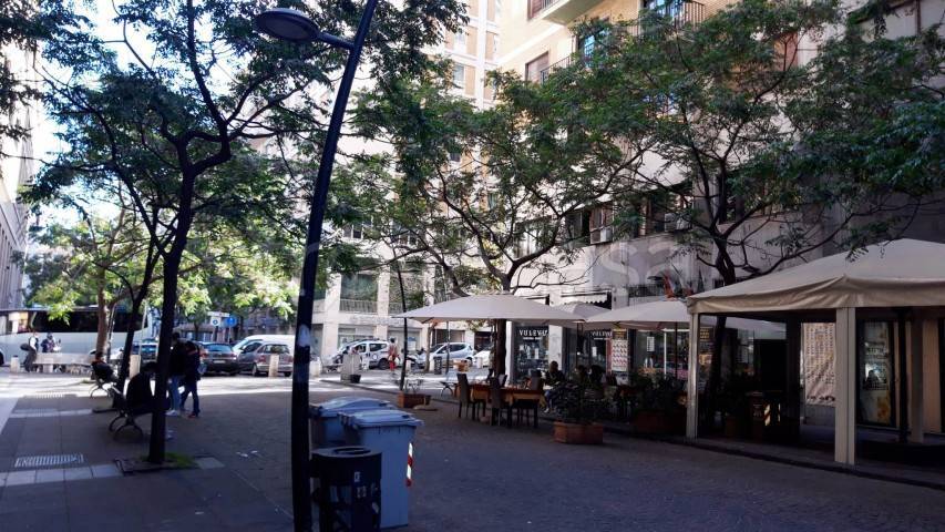 negozio in affitto a Napoli in zona Porto