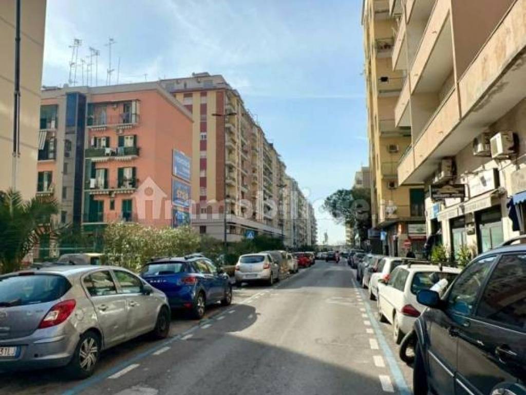 negozio in affitto a Napoli in zona Fuorigrotta