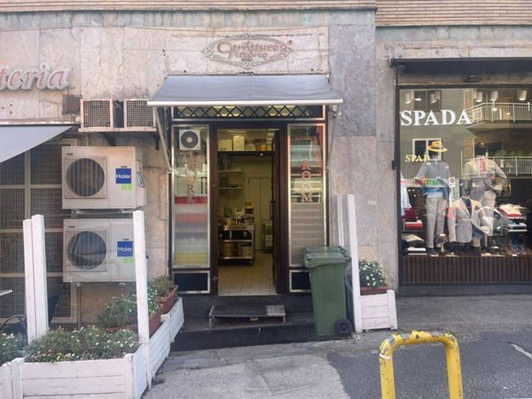 negozio in affitto a Napoli in zona Chiaia