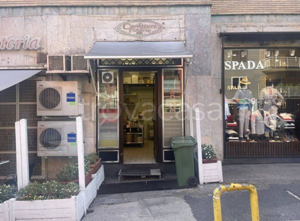 negozio in affitto a Napoli in zona Chiaia