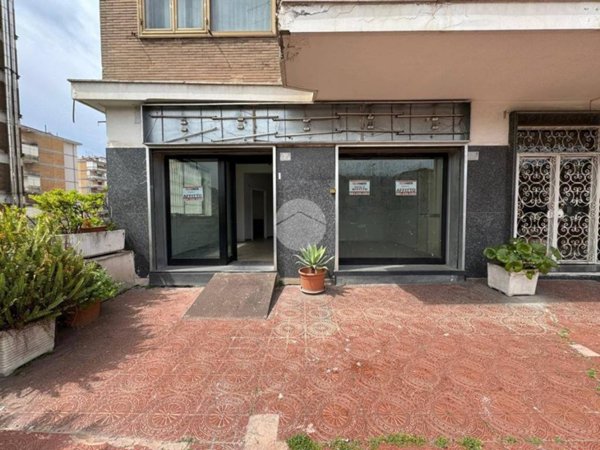 negozio in affitto a Napoli in zona Pianura