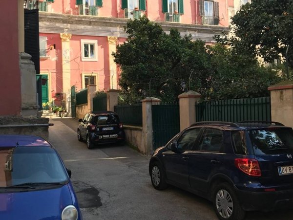negozio in affitto a Napoli in zona Chiaia