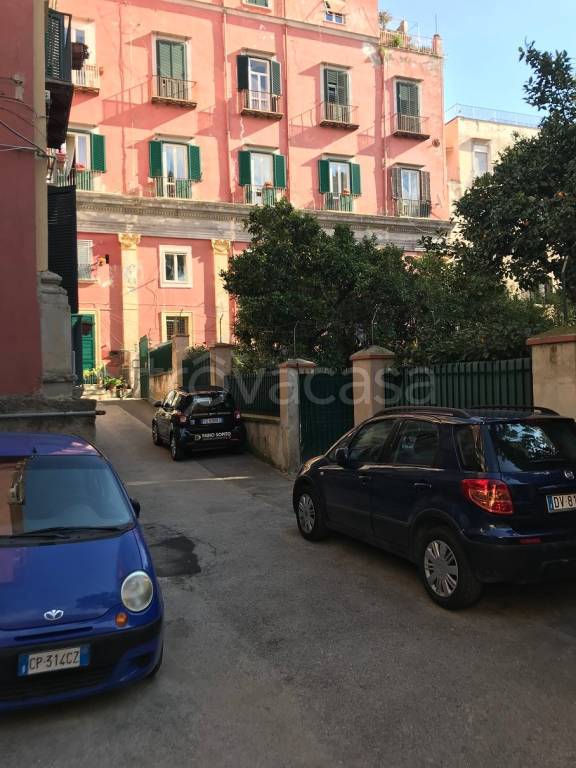 trivano in affitto a Napoli in zona Chiaia