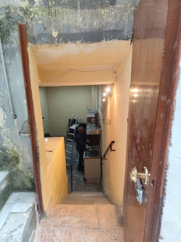 trivano in affitto a Napoli in zona San Carlo all'Arena