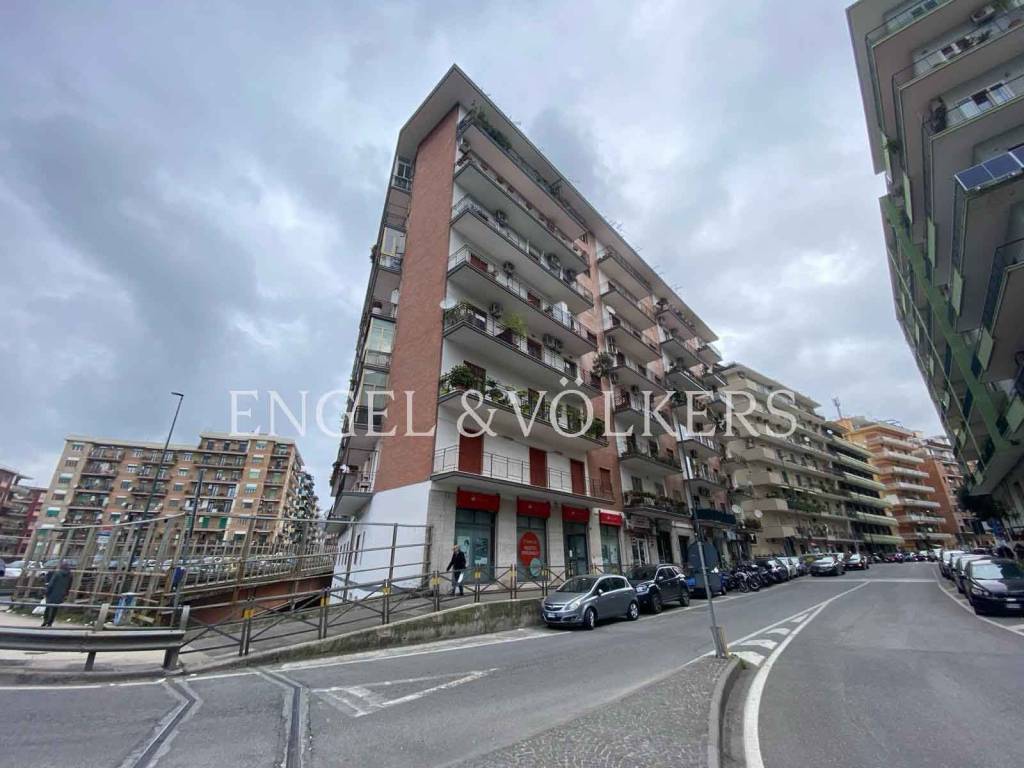 negozio in affitto a Napoli in zona Vomero