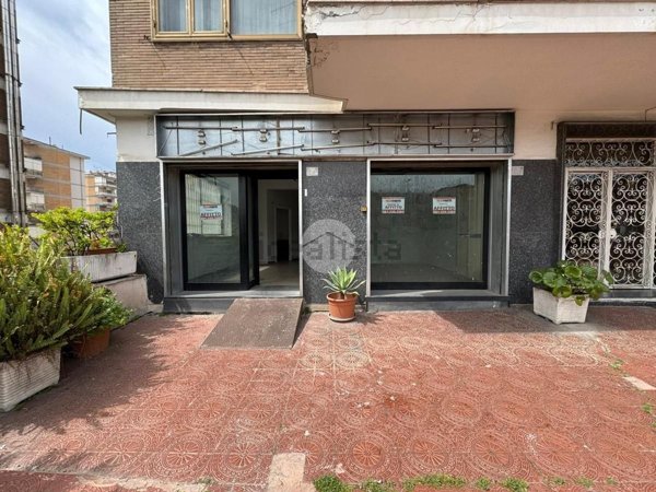 locale commerciale in affitto a Napoli in zona Fuorigrotta