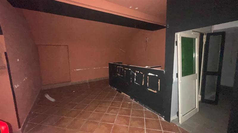 negozio in affitto a Napoli in zona Chiaia