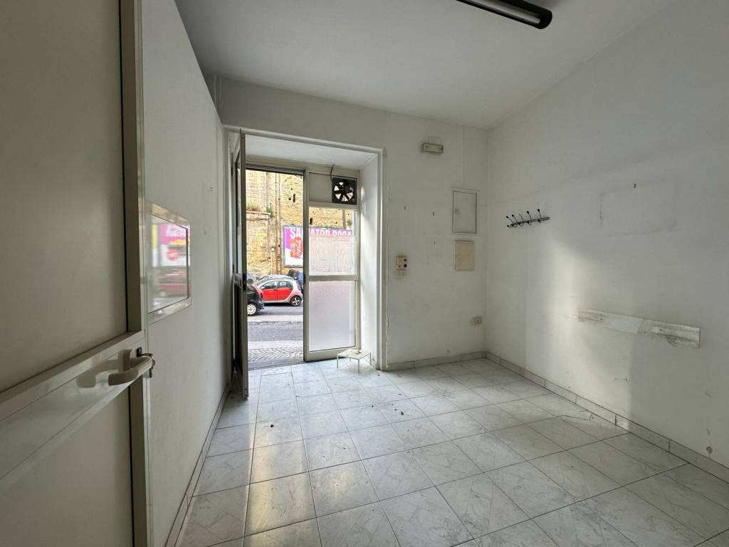 negozio in affitto a Napoli in zona Avvocata
