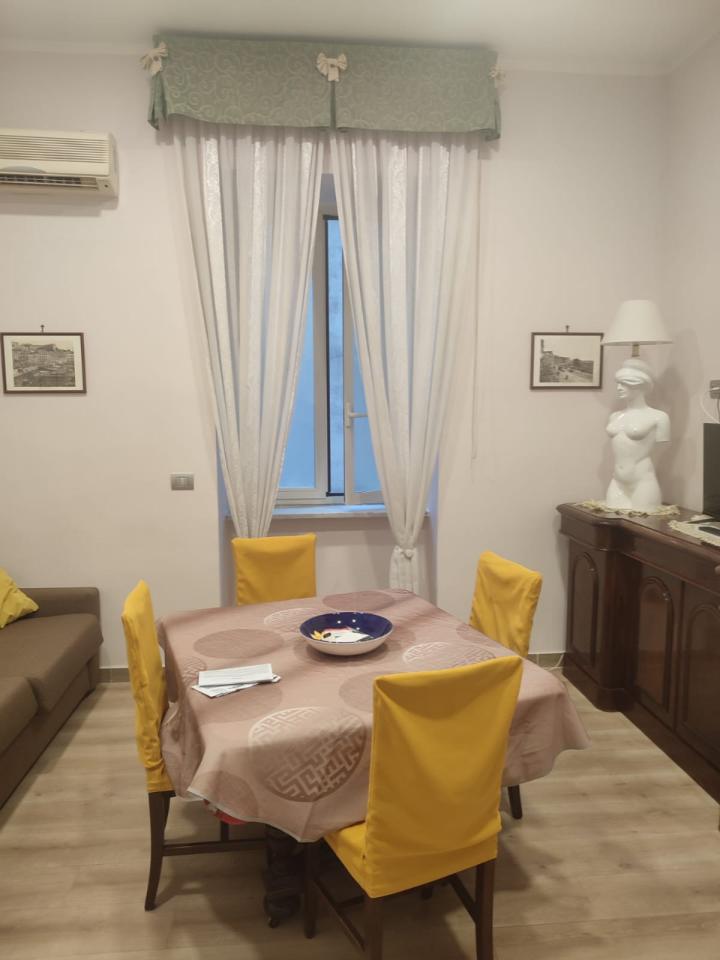 appartamento in affitto a Napoli in zona Chiaia