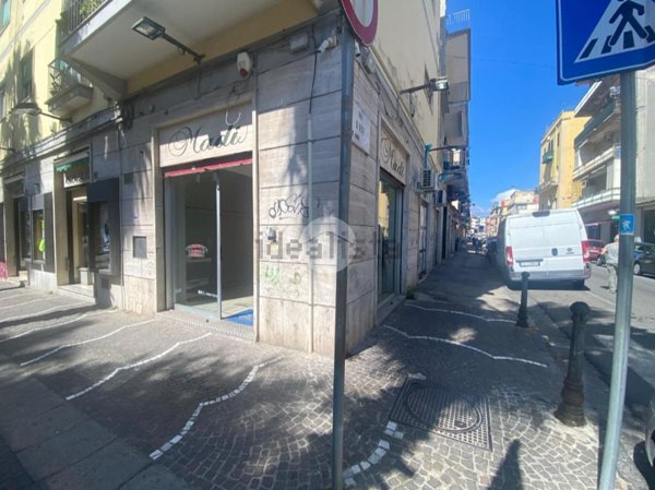 negozio in affitto a Napoli in zona Bagnoli