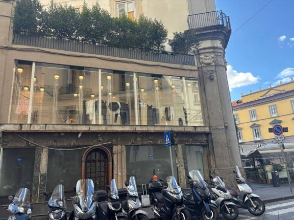 negozio in affitto a Napoli in zona Chiaia