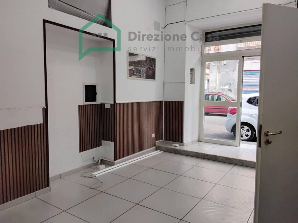 negozio in affitto a Napoli in zona San Carlo all'Arena