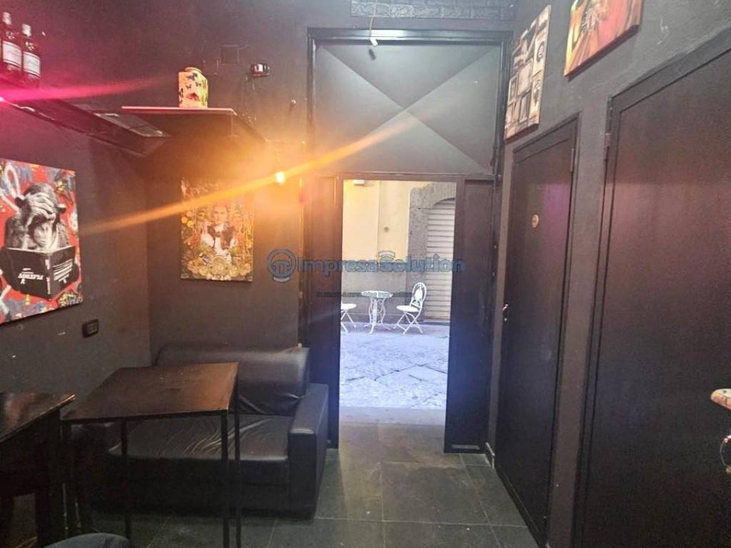 negozio in affitto a Napoli in zona Chiaia