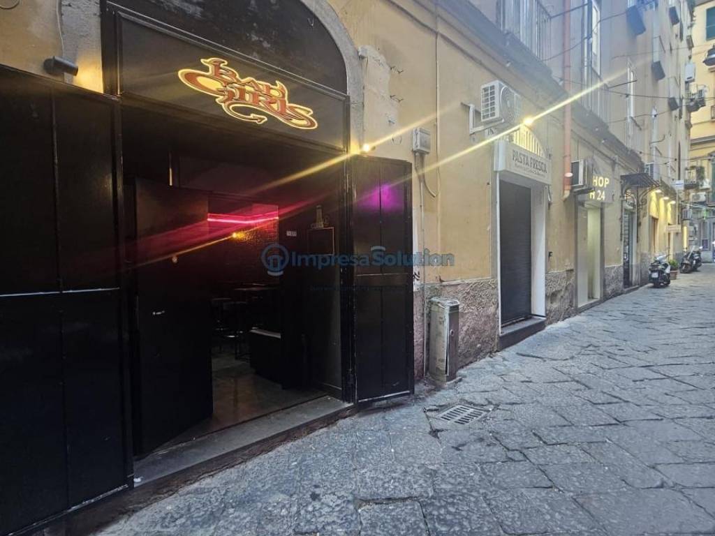 negozio in affitto a Napoli in zona Chiaia