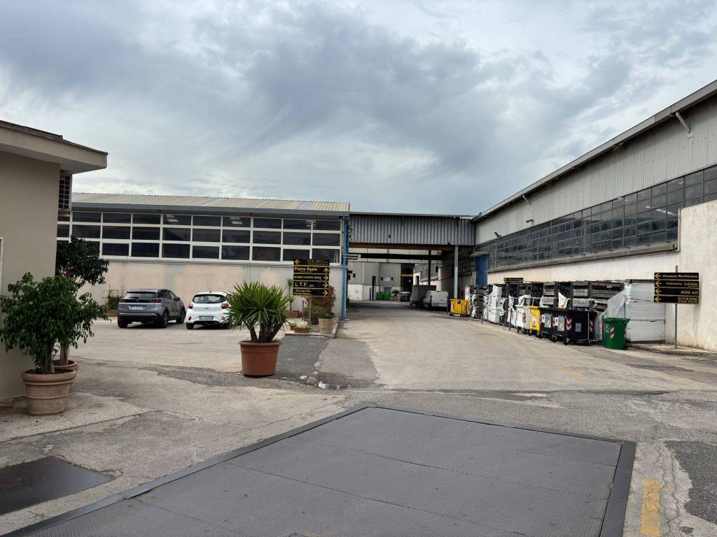 locale commerciale in affitto a Napoli in zona Barra