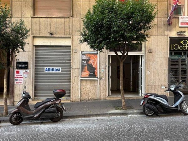 negozio in affitto a Napoli in zona Chiaia