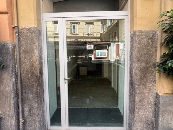 negozio in affitto a Napoli in zona Chiaia