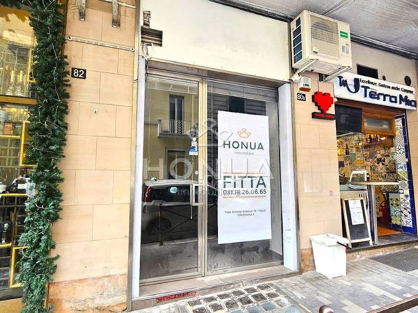 negozio in affitto a Napoli in zona Vomero