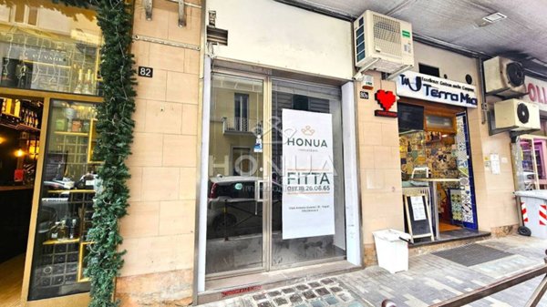 negozio in affitto a Napoli in zona Vomero