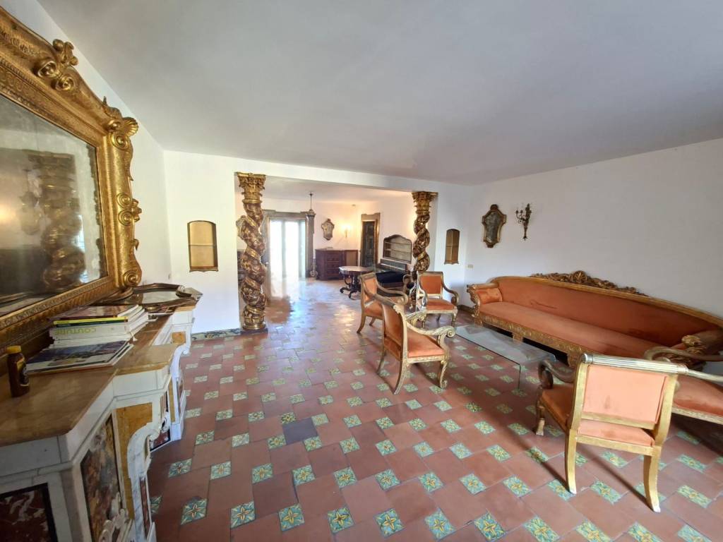 appartamento in affitto a Napoli in zona Chiaia