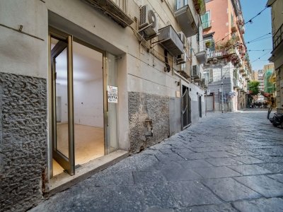 negozio in affitto a Napoli in zona Chiaia