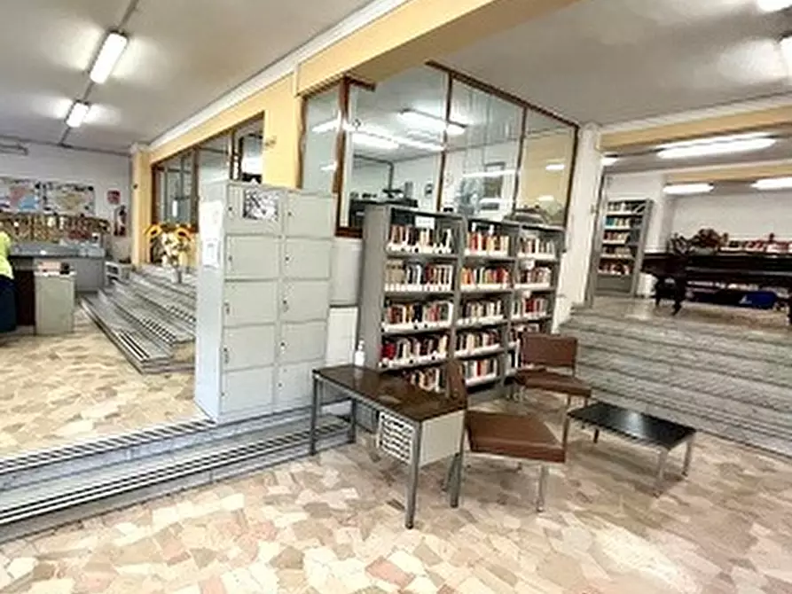 negozio in affitto a Napoli in zona San Carlo all'Arena