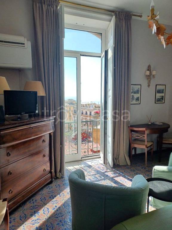 appartamento in affitto a Napoli in zona Chiaia