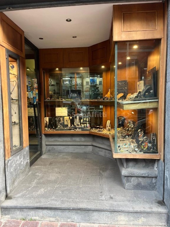 locale commerciale in affitto a Napoli in zona Chiaia