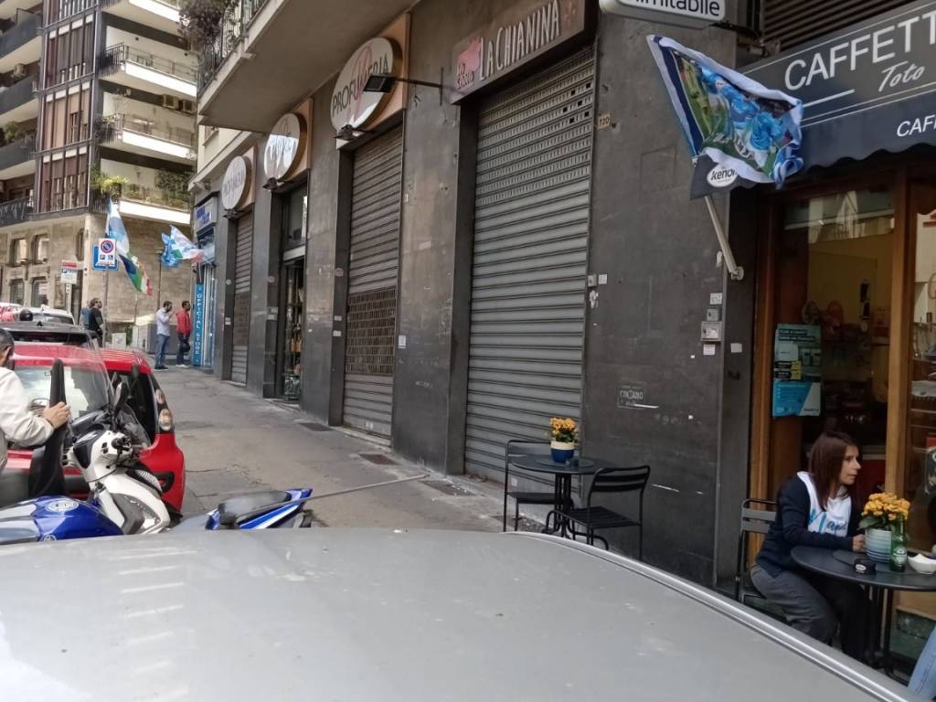 negozio in affitto a Napoli in zona Chiaia