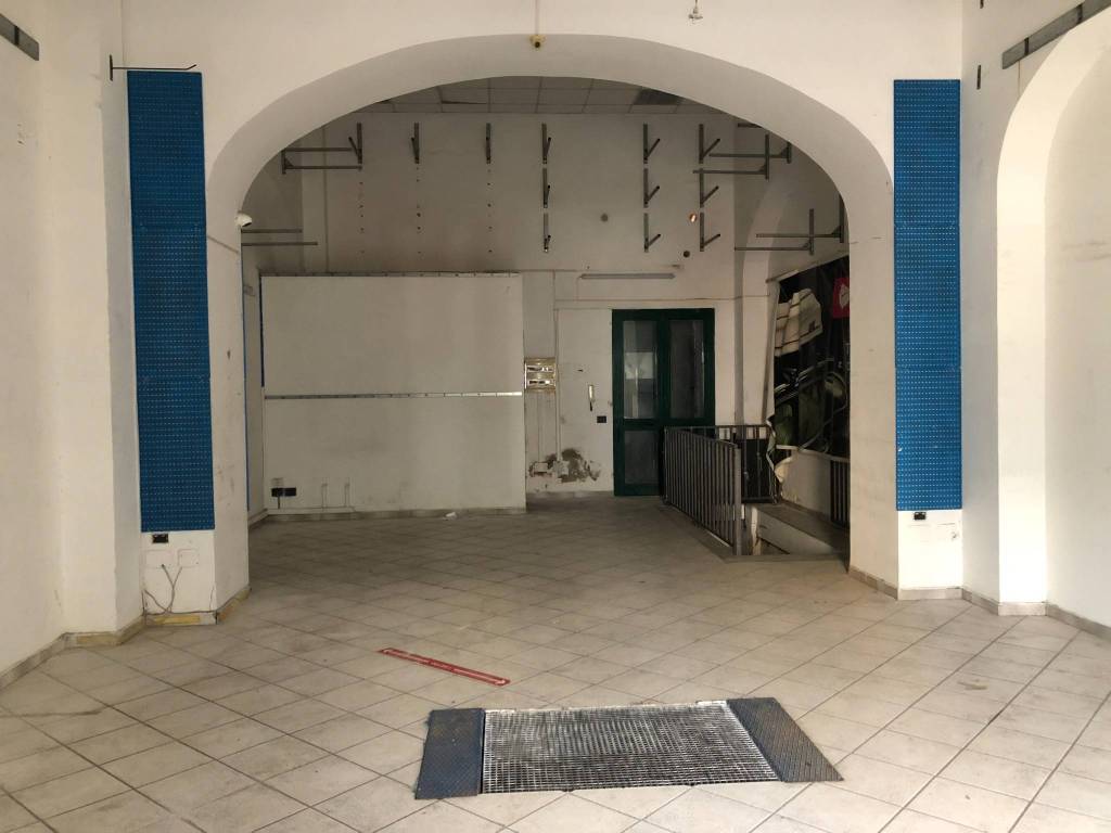 negozio in affitto a Napoli in zona Poggioreale