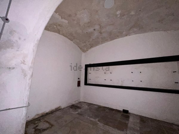 locale di sgombero in affitto a Napoli in zona Chiaia