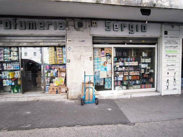 negozio in affitto a Napoli in zona Vomero
