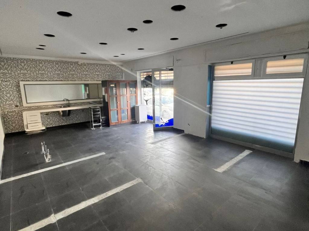 negozio in affitto a Napoli in zona Fuorigrotta