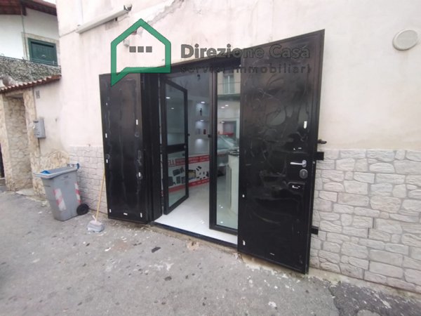 negozio in affitto a Napoli in zona San Carlo all'Arena