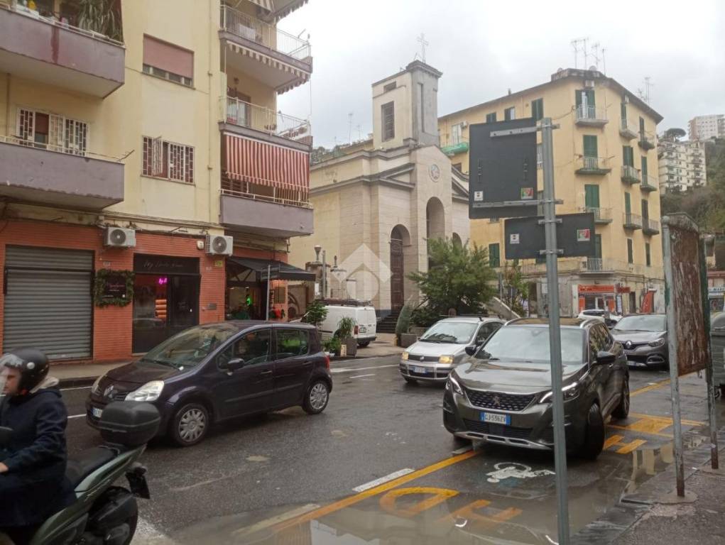 negozio in affitto a Napoli in zona Fuorigrotta