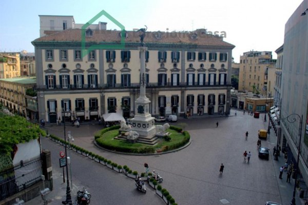negozio in affitto a Napoli in zona Chiaia