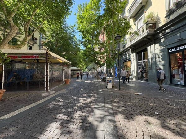 negozio in affitto a Napoli in zona Vomero