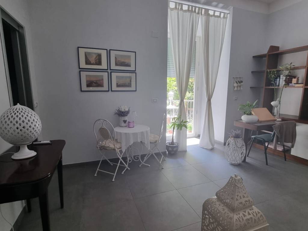 appartamento in affitto a Napoli in zona Chiaia
