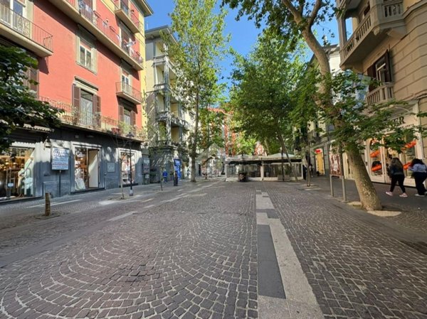 locale commerciale in affitto a Napoli in zona Vomero