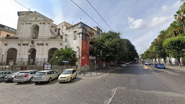locale commerciale in affitto a Napoli in zona San Carlo all'Arena