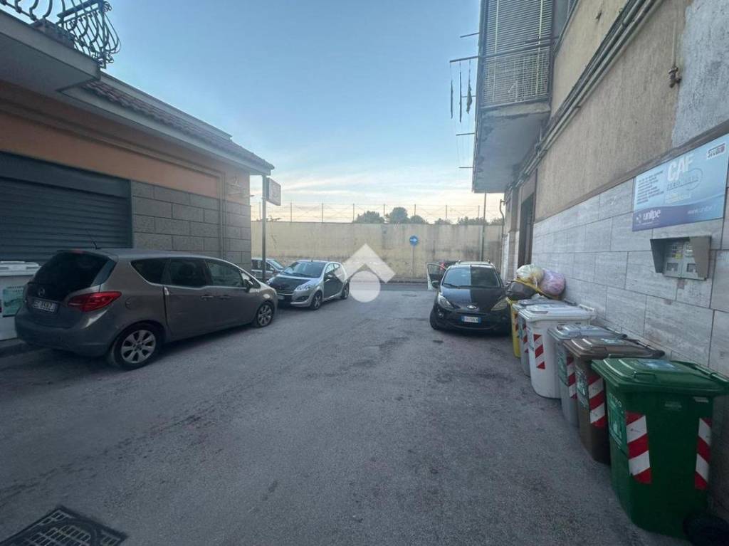 locale commerciale in affitto a Napoli in zona Secondigliano