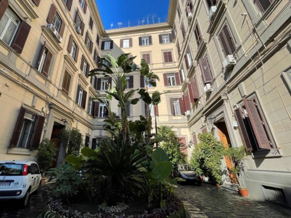 appartamento in affitto a Napoli in zona Chiaia