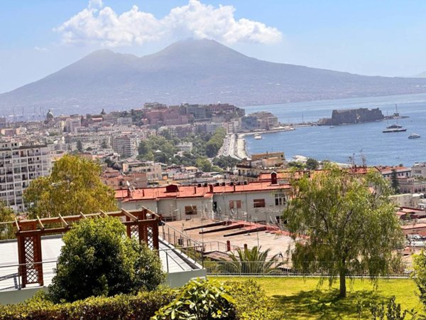 negozio in affitto a Napoli in zona Chiaia