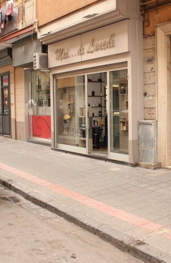 locale commerciale in affitto a Napoli in zona Bagnoli