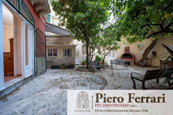 appartamento in affitto a Napoli in zona Chiaia